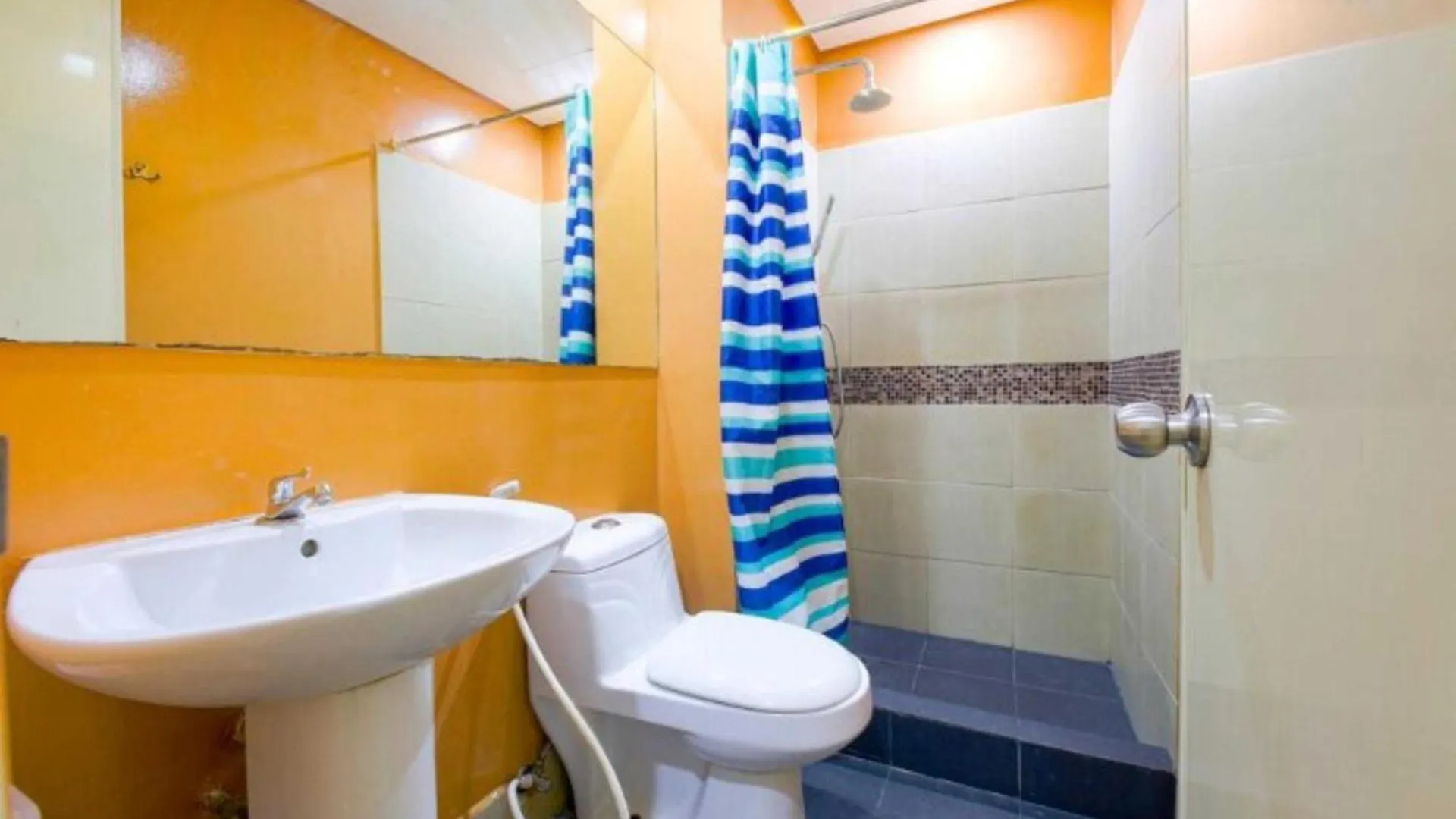 Oyo 769 Poblacion Suites Polaris Makati City 3*,