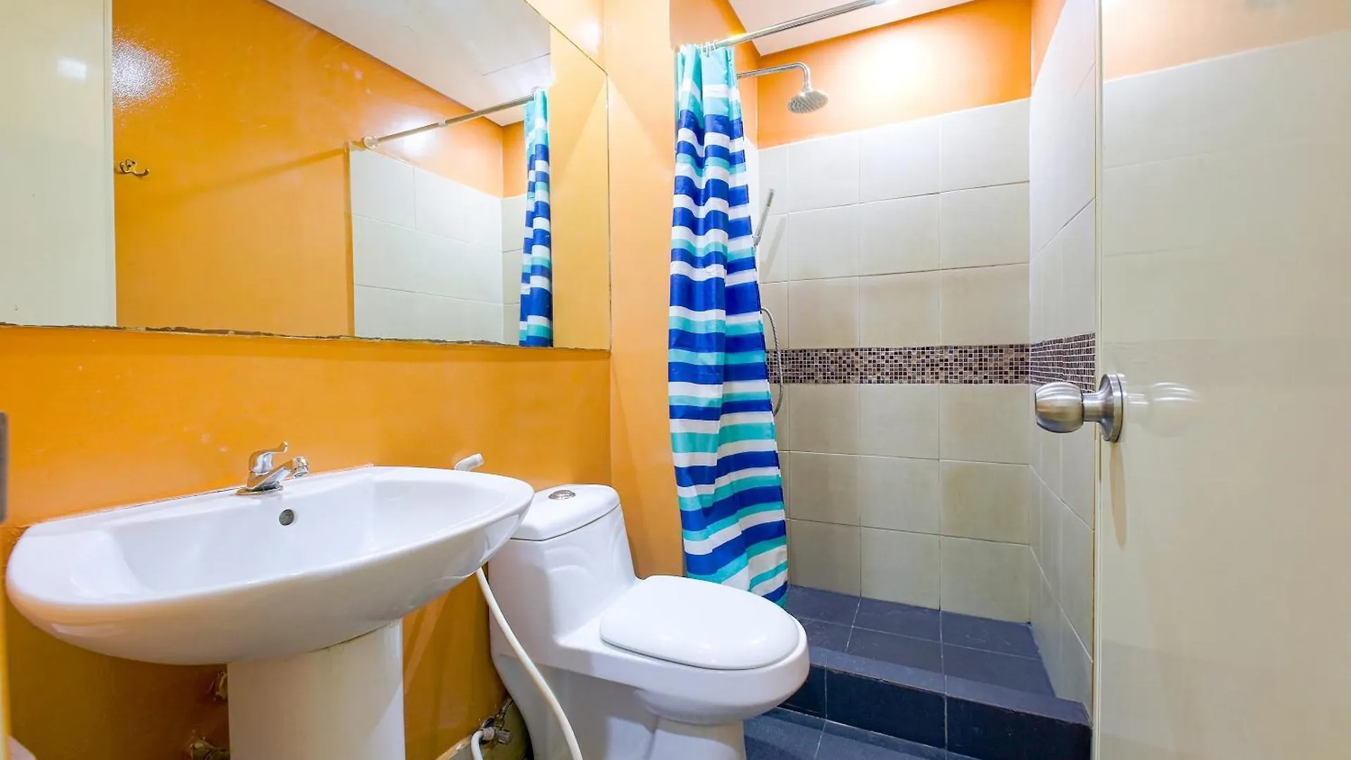 Oyo 769 Poblacion Suites Polaris Makati City Philippines