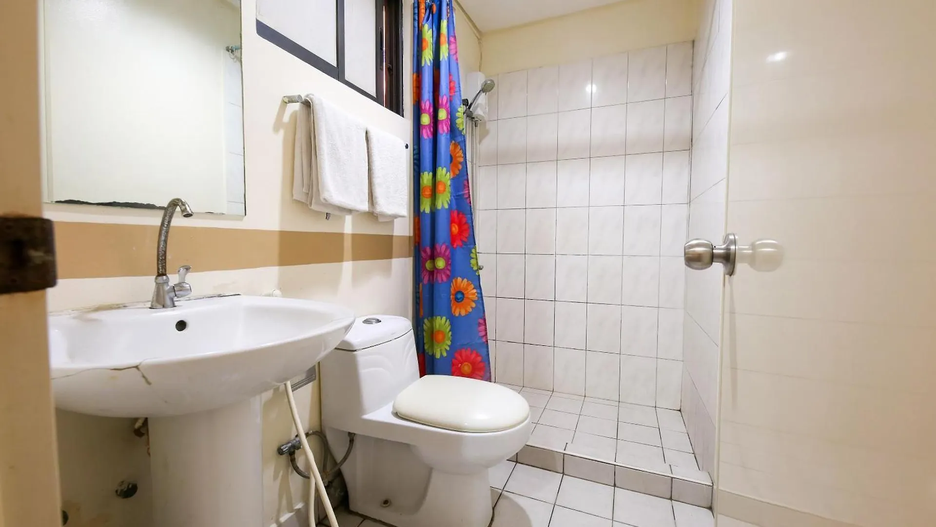 Oyo 769 Poblacion Suites Polaris Makati City Hotel